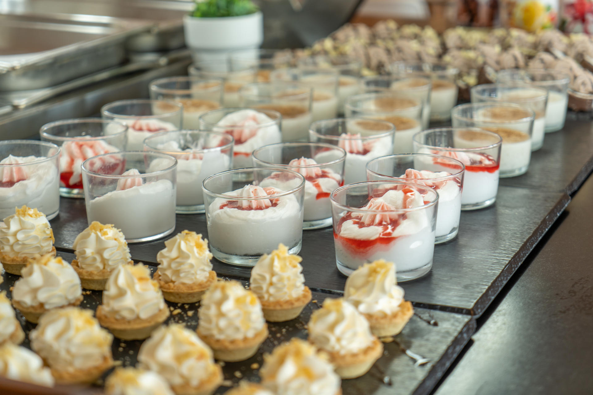 Helados y postres caseros sobre una pizzara.