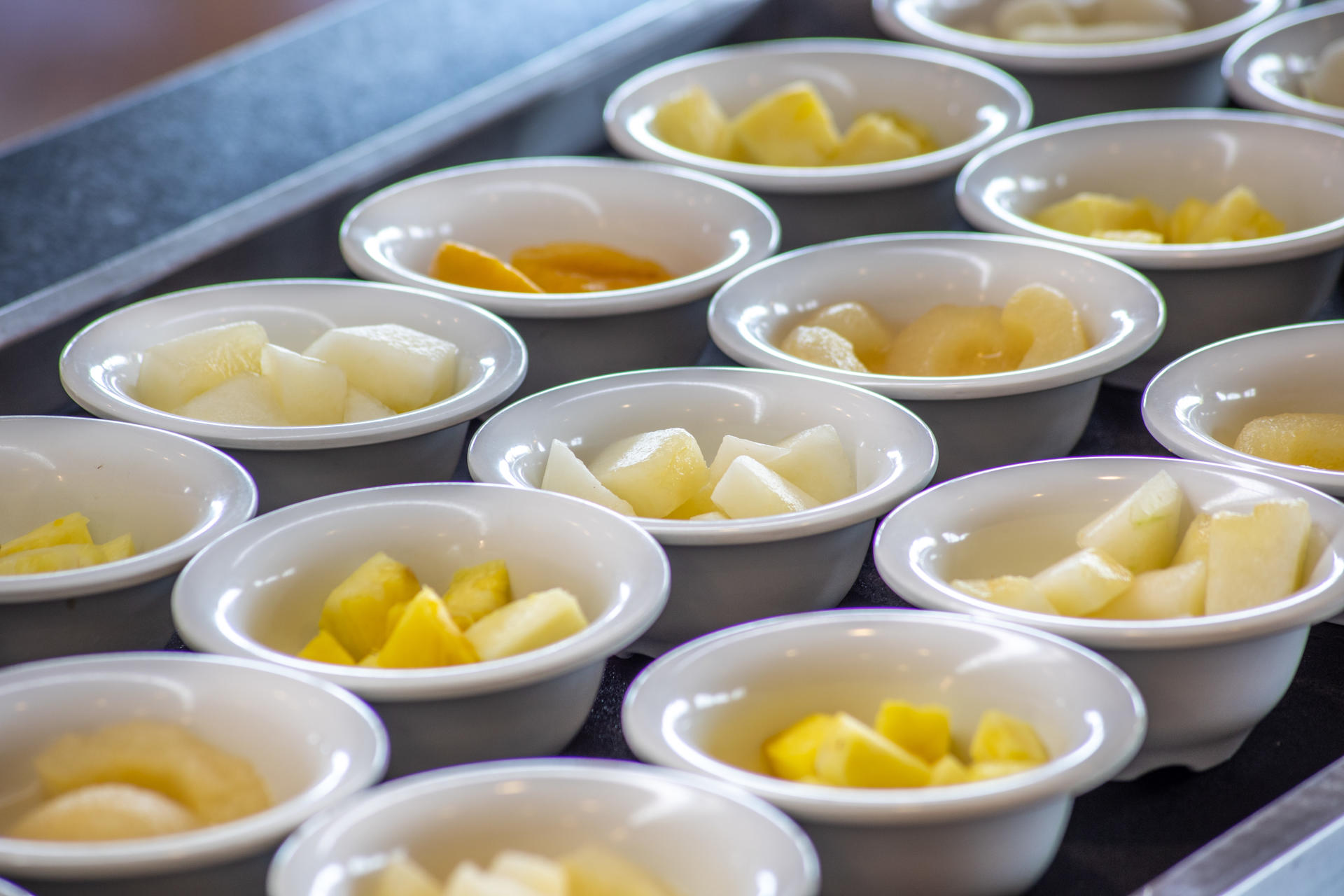 Pomme coupé, ananas coupé, poire coupée et pêche coupée.